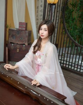 秀人网 No.9475 绮里嘉ula 古风美腿